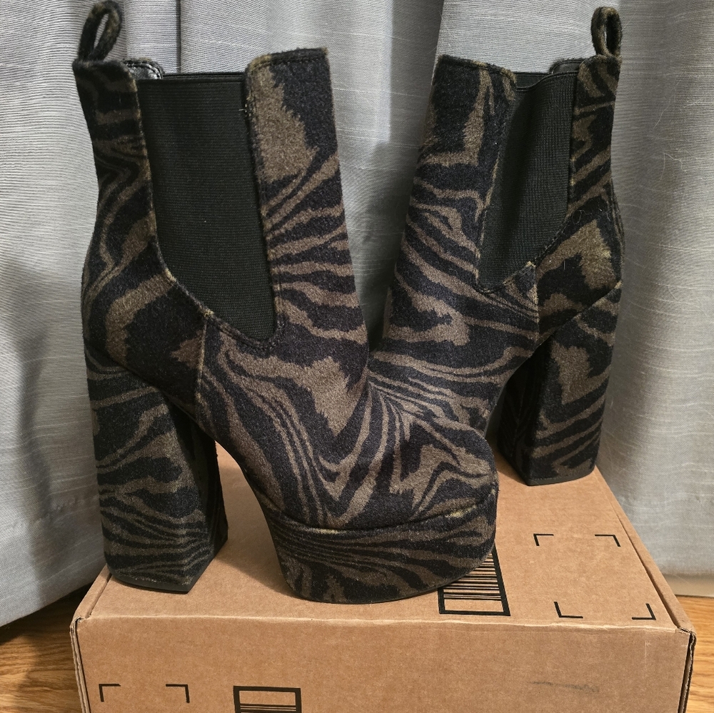 NEW Jessica Simpson size 39.5 Platform Heel Zebra boot